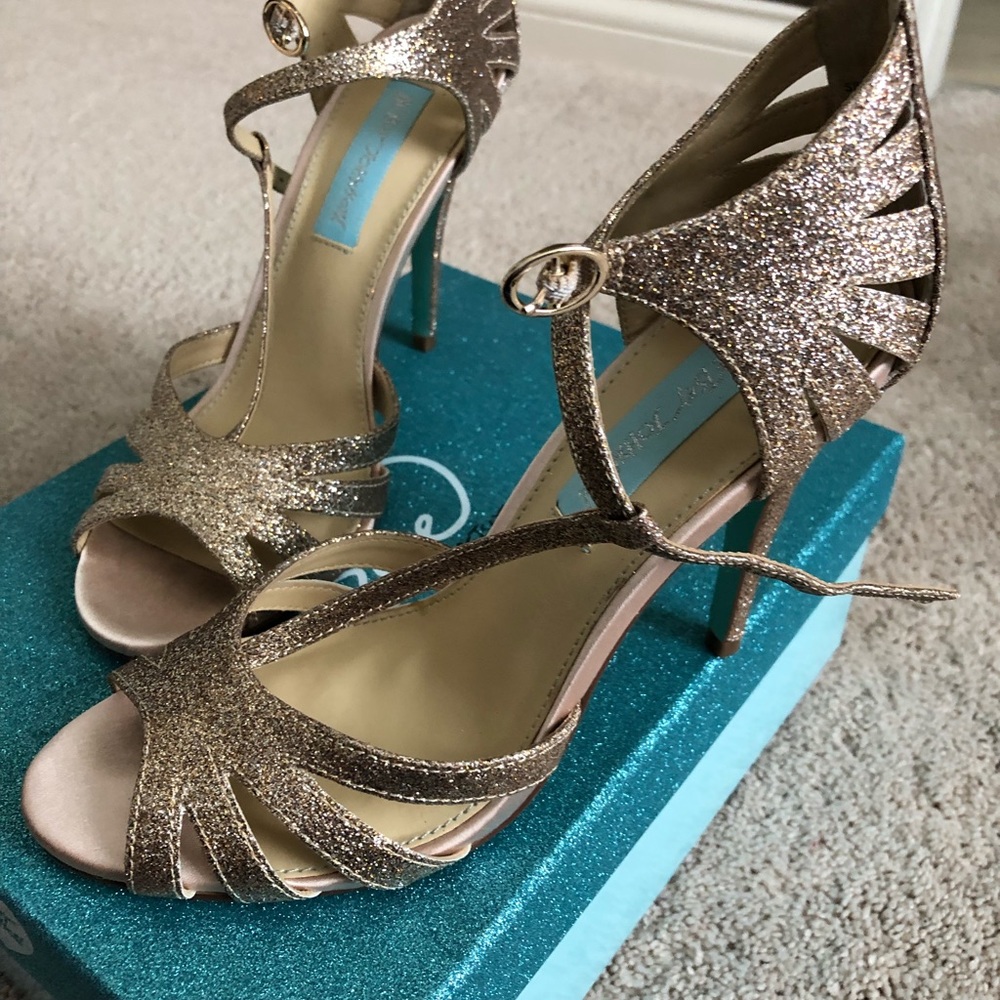 Heels - Picture 3 of 4